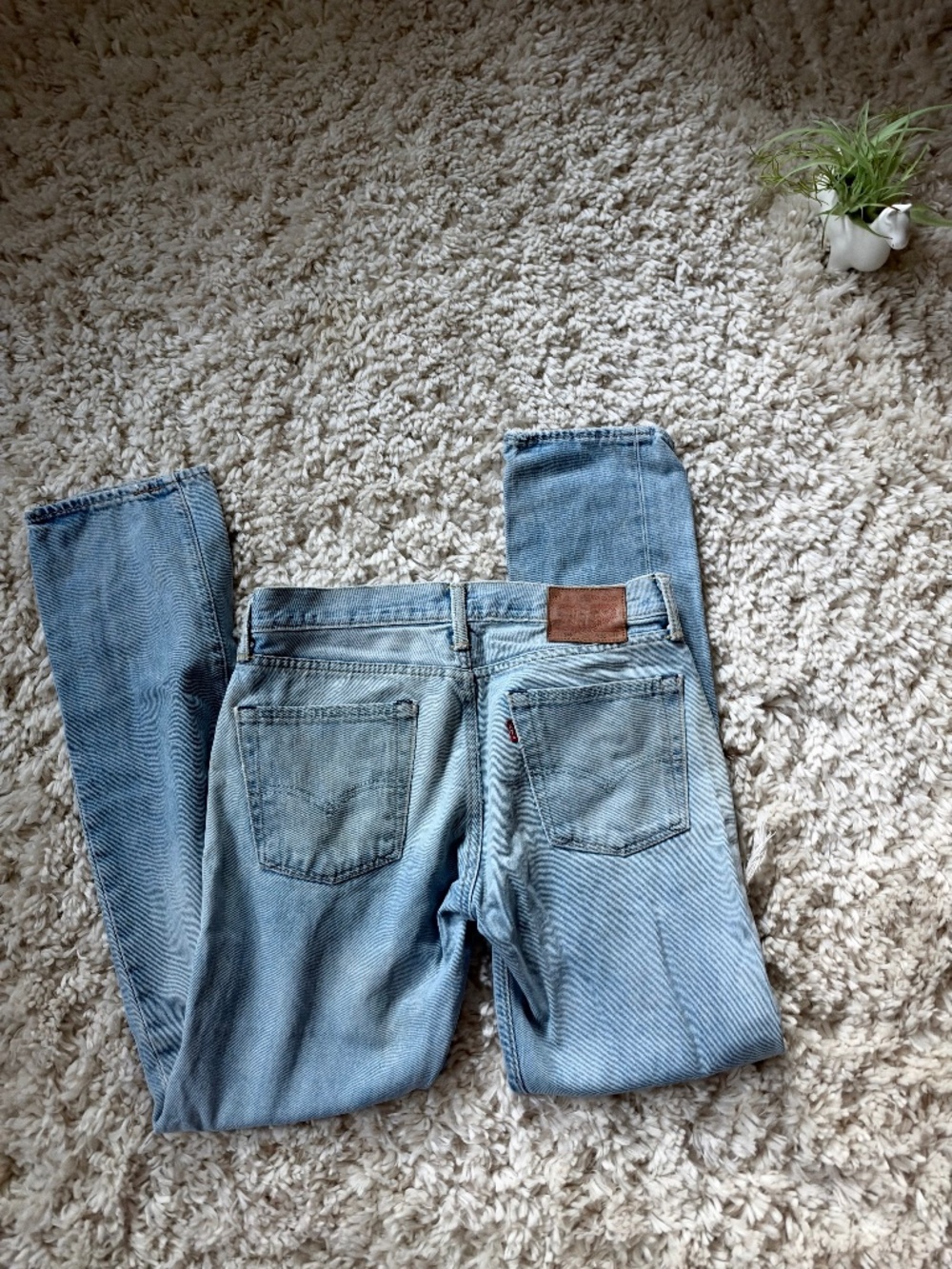 Levi's 501 straight-leg streetwear jeans in blue denim with a classic five-pocke